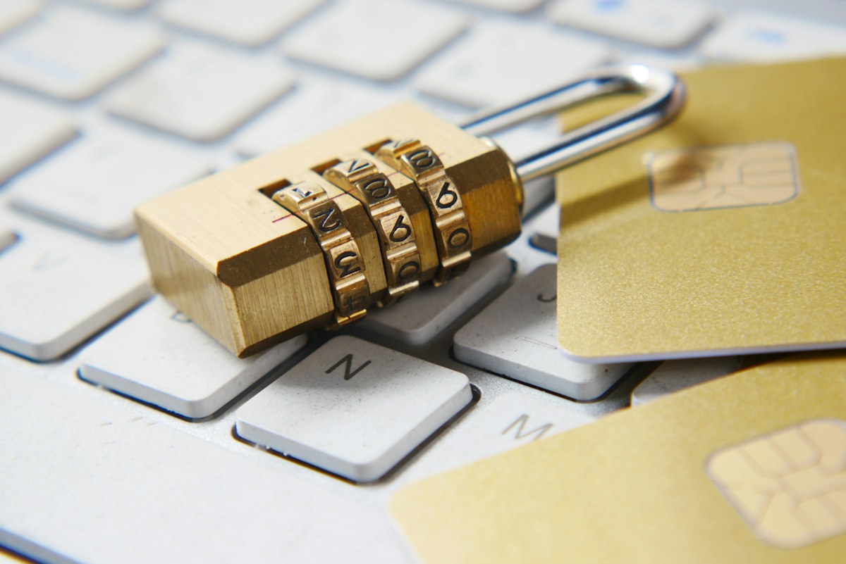 Lucchetto su una tastiera, immagine di contesto per la sicurezza dei dati