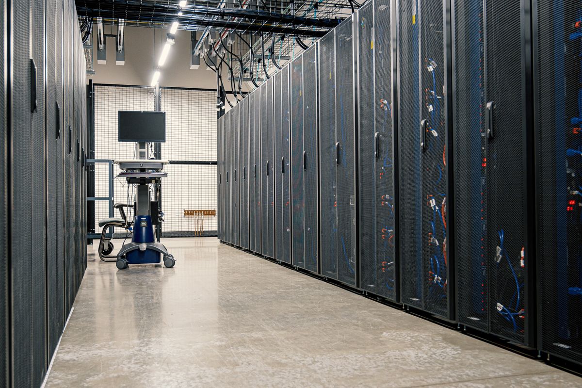 Corridoio tra armadi server in un data center