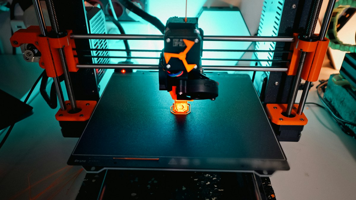 Stampante 3D durante la realizzazione di un oggetto a strati